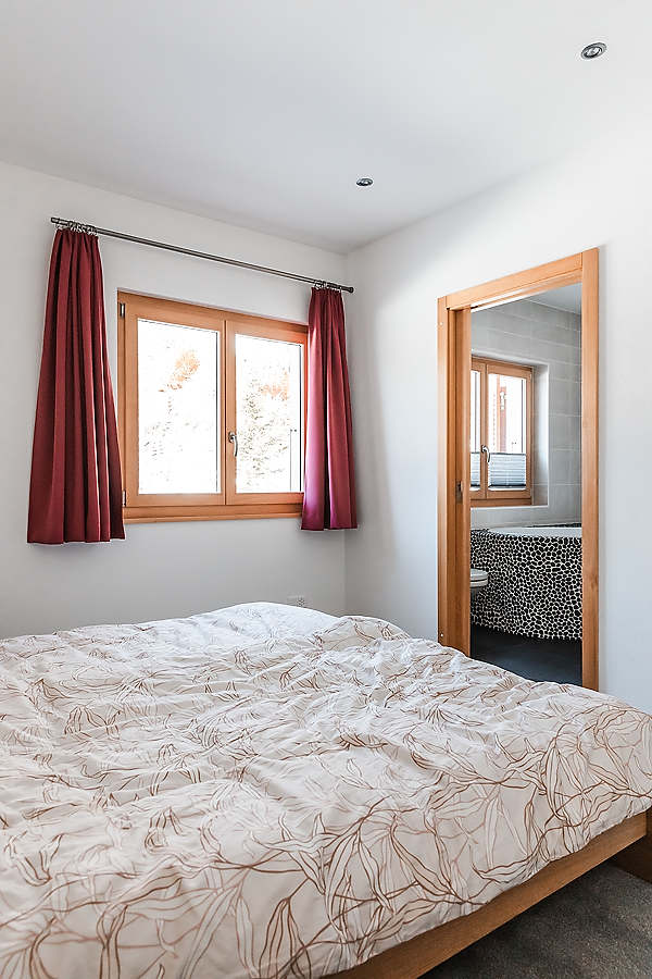 ebeni-bellwald-ferienwohnung-schlafzimmer-haupt-2