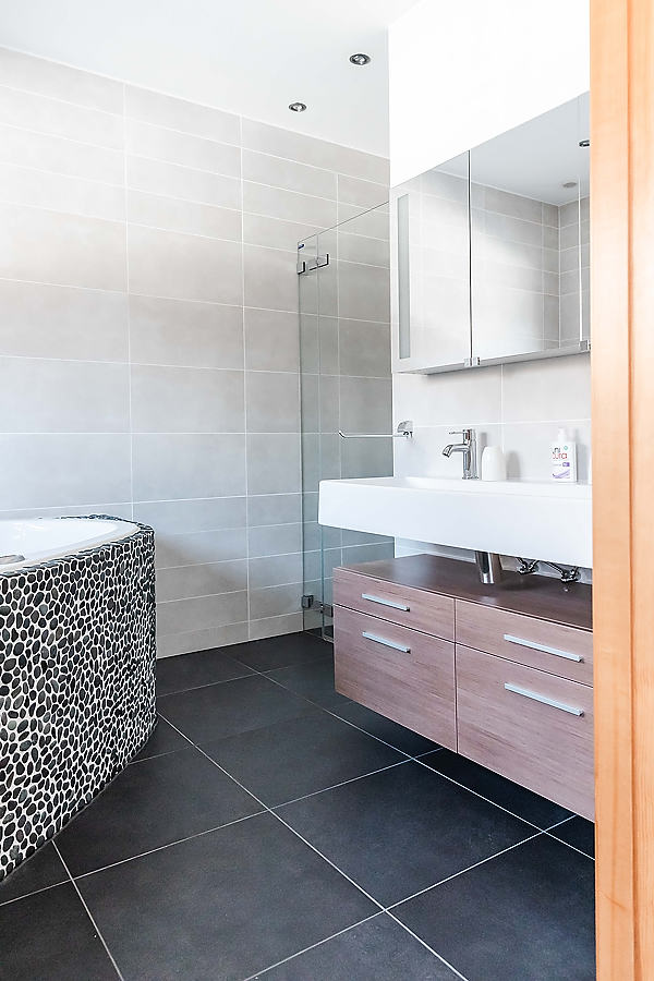 ebeni-bellwald-ferienwohnung-schlafzimmer-haupt-badezimmer-3-wohnung