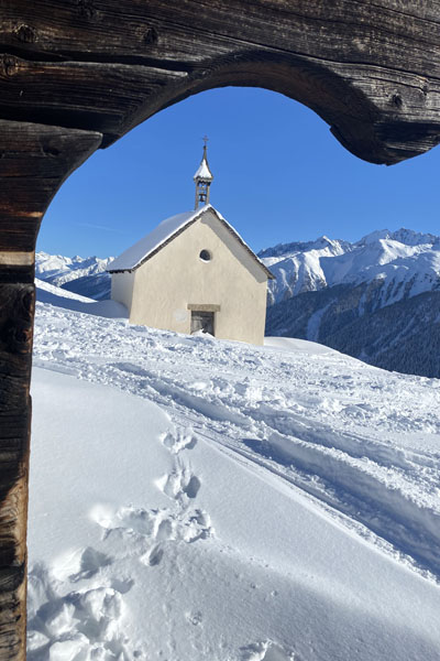 ebeni-ferien-urlaub-wohnung-mieten-bellwald-goms-wallis-schweiz-alpe-richinen-kapelle