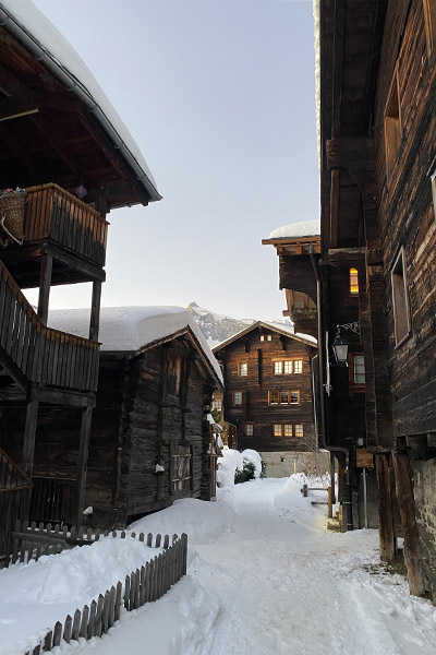 ebeni-ferien-urlaub-wohnung-mieten-bellwald-goms-wallis-schweiz-dorf-stadel